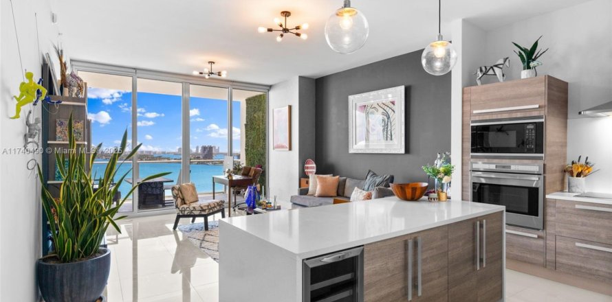 Condo in Miami, Florida, 2 bedrooms  № 2059703