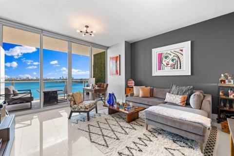 Condo in Miami, Florida, 2 bedrooms  № 2059703 - photo 13