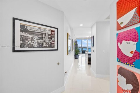 Condo in Miami, Florida, 2 bedrooms  № 2059703 - photo 3