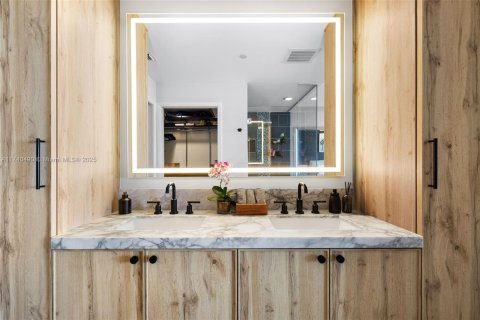 Condo in Miami, Florida, 2 bedrooms  № 2059703 - photo 29