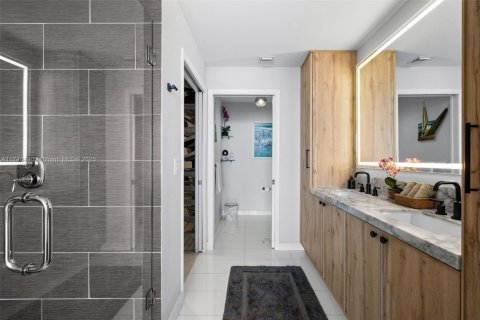 Condo in Miami, Florida, 2 bedrooms  № 2059703 - photo 25