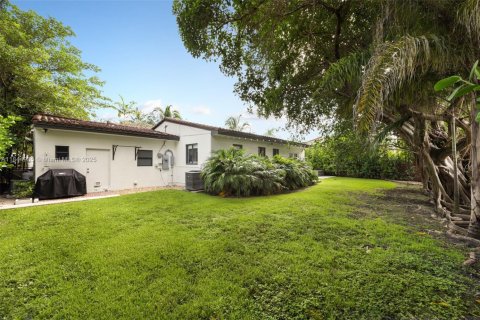 House in Miami, Florida 2 bedrooms, 138.98 sq.m. № 2012755 - photo 24