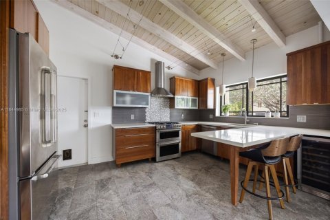 House in Miami, Florida 2 bedrooms, 138.98 sq.m. № 2012755 - photo 12