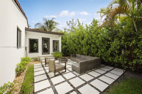 House in Miami, Florida 2 bedrooms, 138.98 sq.m. № 2012755 - photo 7