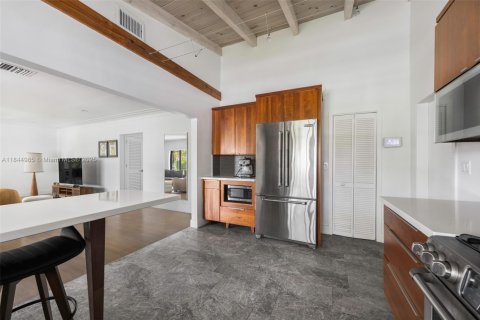 House in Miami, Florida 2 bedrooms, 138.98 sq.m. № 2012755 - photo 14