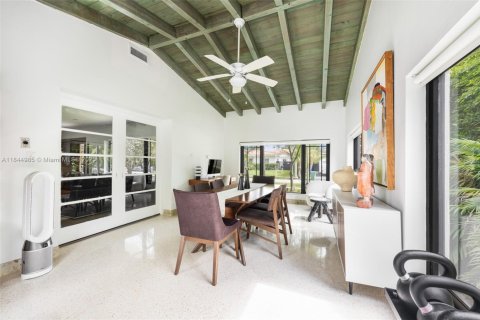 House in Miami, Florida 2 bedrooms, 138.98 sq.m. № 2012755 - photo 15