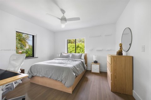 House in Miami, Florida 2 bedrooms, 138.98 sq.m. № 2012755 - photo 6