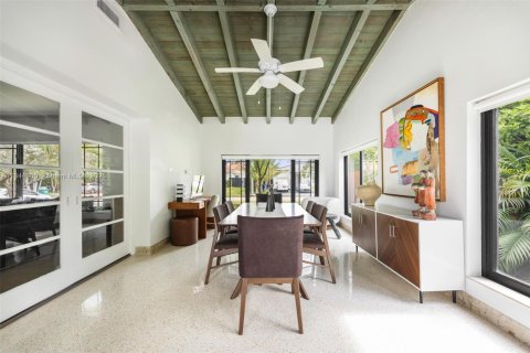 House in Miami, Florida 2 bedrooms, 138.98 sq.m. № 2012755 - photo 16