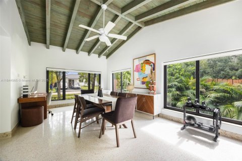 House in Miami, Florida 2 bedrooms, 138.98 sq.m. № 2012755 - photo 17