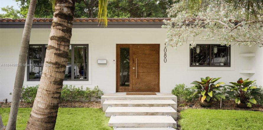 House in Miami, Florida 2 bedrooms, 138.98 sq.m. № 2012755