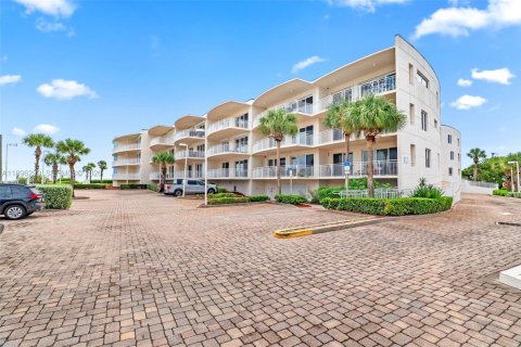 Condo in Indialantic, Florida, 3 bedrooms  № 2081505 - photo 3