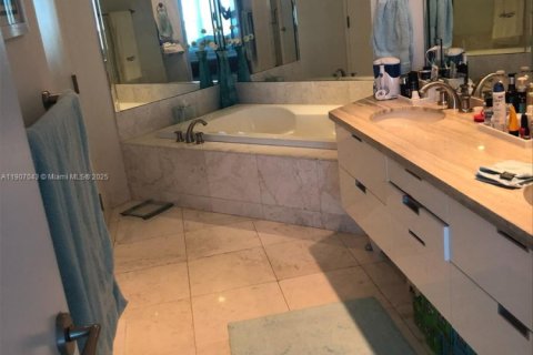 Купить кондоминиум в Серфсайд, Флорида 2 спальни, 115.76м2, № 2013237 - фото 15