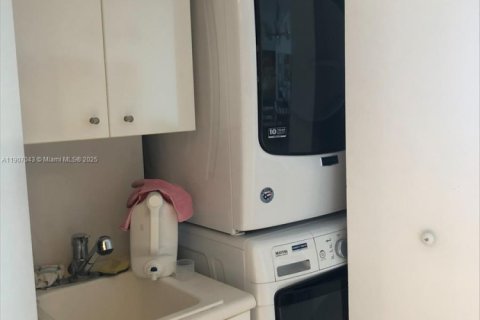 Купить кондоминиум в Серфсайд, Флорида 2 спальни, 115.76м2, № 2013237 - фото 23