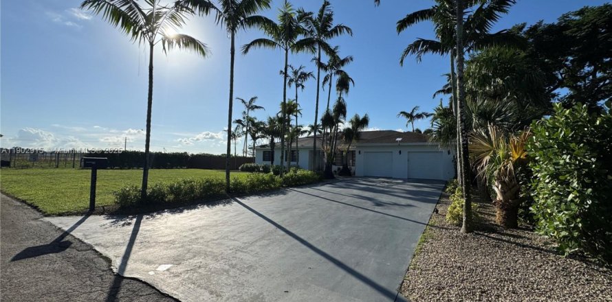 House in Homestead, Florida 4 bedrooms, 226.5 sq.m. № 2013190