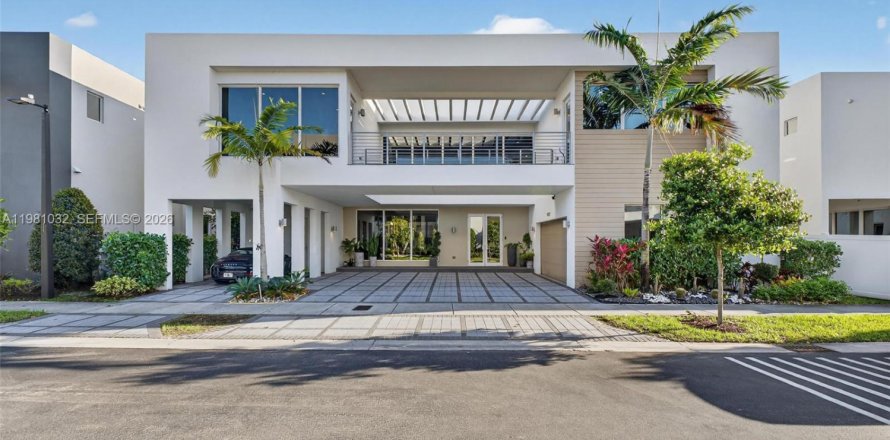 Дом в Дорал, Флорида 6 спален, 452.81м2 № 2046896