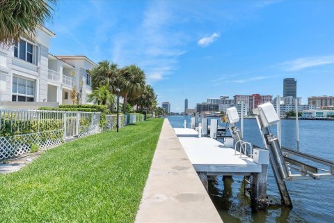 Снять в аренду таунхаус в Авентура, Флорида 5 спален, 297.29м2, № 2007332 - фото 25