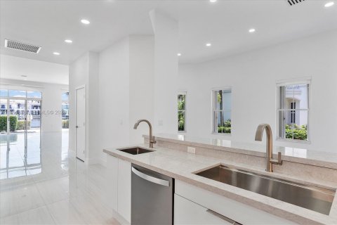 Снять в аренду таунхаус в Авентура, Флорида 5 спален, 297.29м2, № 2007332 - фото 14