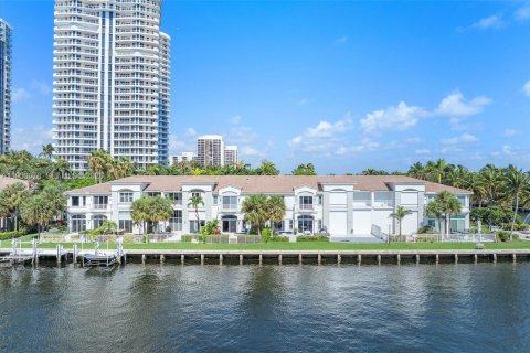 Снять в аренду таунхаус в Авентура, Флорида 5 спален, 297.29м2, № 2007332 - фото 3