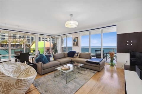 Copropriété à louer à Hallandale Beach, Floride: 3 chambres, 193.05 m2 № 1292537 - photo 1