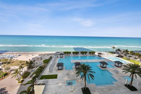 Condo in Hallandale Beach, Florida, 3 bedrooms  № 1292537 - photo 25