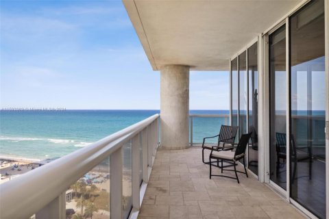 Condo in Hallandale Beach, Florida, 3 bedrooms  № 1292537 - photo 22