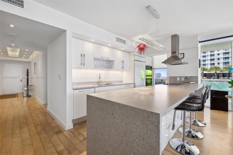 Condo in Hallandale Beach, Florida, 3 bedrooms  № 1292537 - photo 6