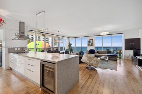 Condo in Hallandale Beach, Florida, 3 bedrooms  № 1292537 - photo 5