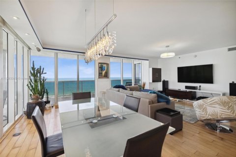 Condo in Hallandale Beach, Florida, 3 bedrooms  № 1292537 - photo 9