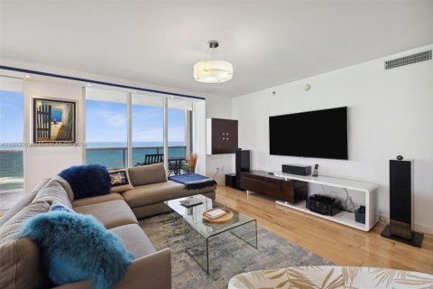 Condo in Hallandale Beach, Florida, 3 bedrooms  № 1292537 - photo 2