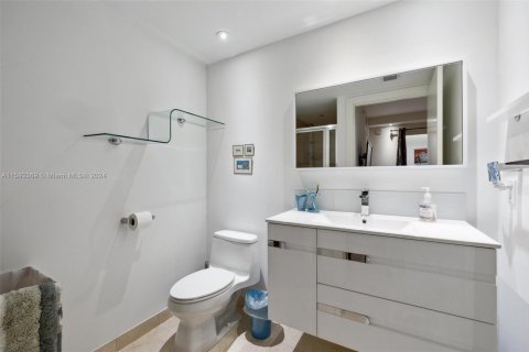 Condo in Hallandale Beach, Florida, 3 bedrooms  № 1292537 - photo 17