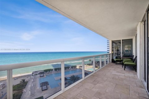 Condo in Hallandale Beach, Florida, 3 bedrooms  № 1292537 - photo 11