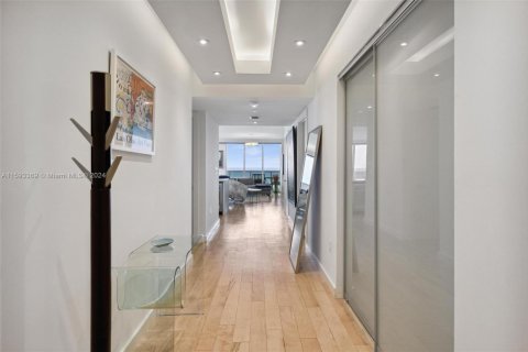 Condo in Hallandale Beach, Florida, 3 bedrooms  № 1292537 - photo 24