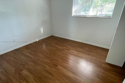 Condo in Oakland Park, Florida, 2 bedrooms  № 2002032 - photo 9