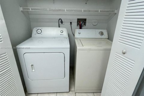 Condo in Oakland Park, Florida, 2 bedrooms  № 2002032 - photo 16