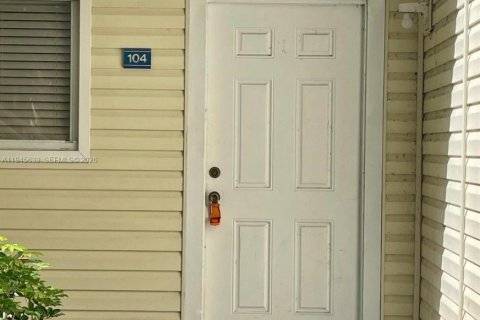 Condo in Oakland Park, Florida, 2 bedrooms  № 2002032 - photo 2