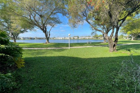 Condo in Oakland Park, Florida, 2 bedrooms  № 2002032 - photo 11