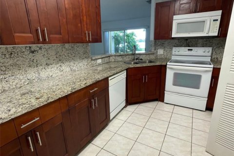 Condo in Oakland Park, Florida, 2 bedrooms  № 2002032 - photo 5