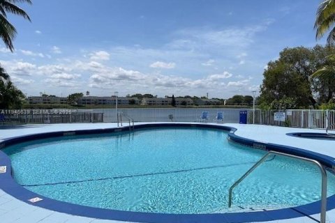 Condo in Oakland Park, Florida, 2 bedrooms  № 2002032 - photo 19