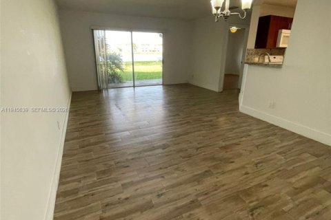 Condo in Oakland Park, Florida, 2 bedrooms  № 2002032 - photo 6