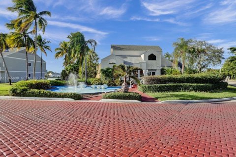 Condo in Oakland Park, Florida, 2 bedrooms  № 2002032 - photo 17