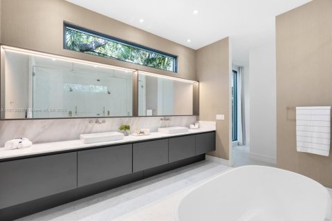 House in Miami, Florida 5 bedrooms, 399.85 sq.m. № 1762663 - photo 16