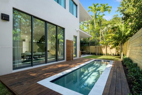 House in Miami, Florida 5 bedrooms, 399.85 sq.m. № 1762663 - photo 30
