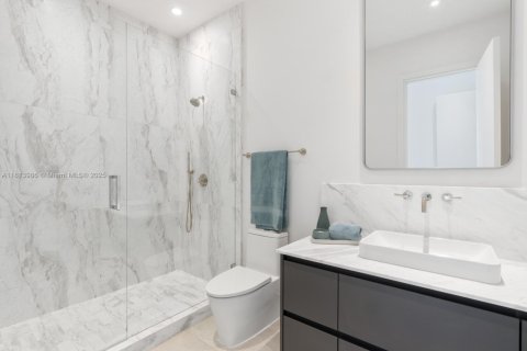 House in Miami, Florida 5 bedrooms, 399.85 sq.m. № 1762663 - photo 25