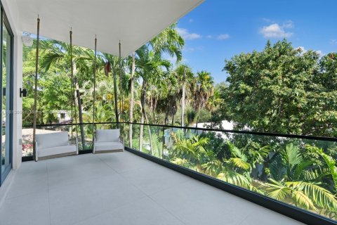 House in Miami, Florida 5 bedrooms, 399.85 sq.m. № 1762663 - photo 19