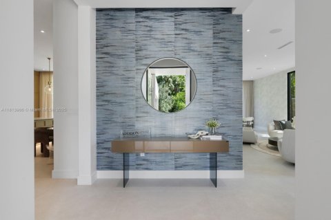 House in Miami, Florida 5 bedrooms, 399.85 sq.m. № 1762663 - photo 2