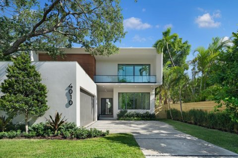 House in Miami, Florida 5 bedrooms, 399.85 sq.m. № 1762663 - photo 1