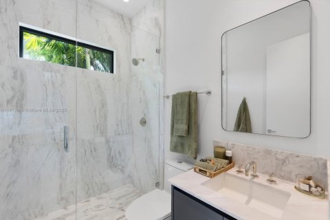House in Miami, Florida 5 bedrooms, 399.85 sq.m. № 1762663 - photo 23