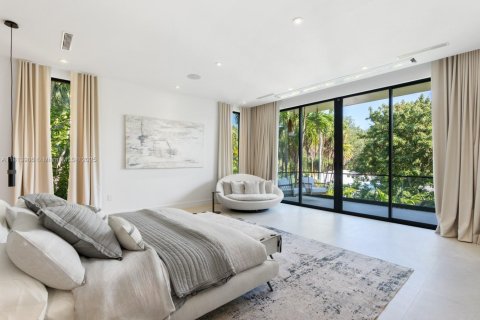 House in Miami, Florida 5 bedrooms, 399.85 sq.m. № 1762663 - photo 24