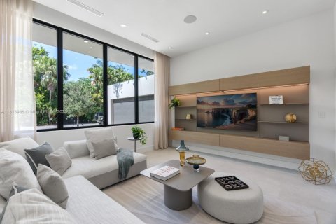 House in Miami, Florida 5 bedrooms, 399.85 sq.m. № 1762663 - photo 10