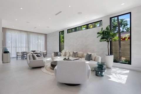 House in Miami, Florida 5 bedrooms, 399.85 sq.m. № 1762663 - photo 7